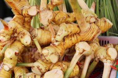 Belgili tanımlık çarşı içinde yemek pişirmek için taze havlıcan