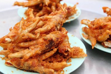 Kızarmış tavuk ayağı lezzetli içinde belgili tanımlık çarşı