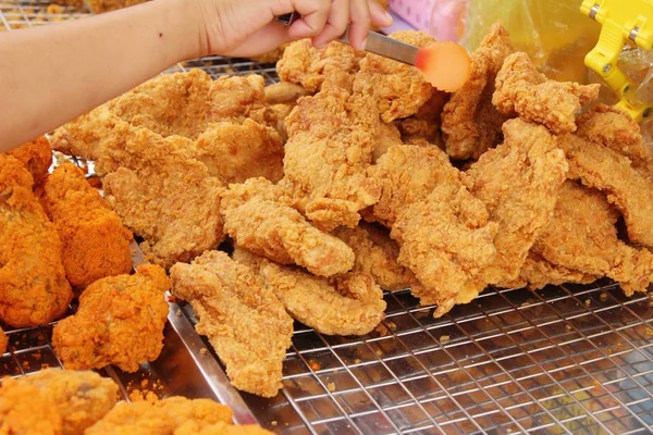 Fried chicken je vynikající v pouliční stánky s jídlem — Stock fotografie