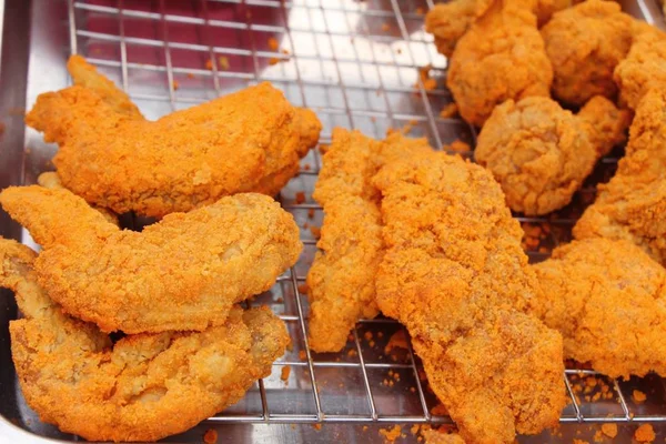 Fried chicken is delicious in street food — Stock Photo, Image