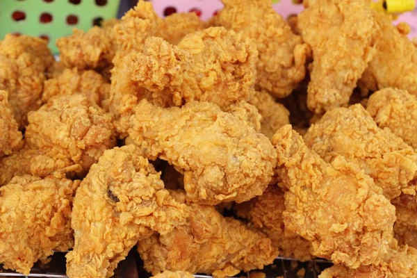 El pollo frito es delicioso en comida callejera — Foto de Stock