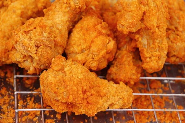 El pollo frito es delicioso en comida callejera — Foto de Stock
