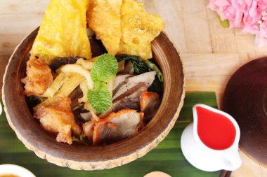 kırmızı soslu erişte çorbası lezzetlidir