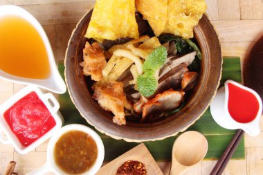 kırmızı soslu erişte çorbası lezzetlidir