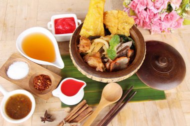 kırmızı soslu erişte çorbası lezzetlidir