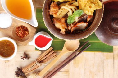 kırmızı soslu erişte çorbası lezzetlidir