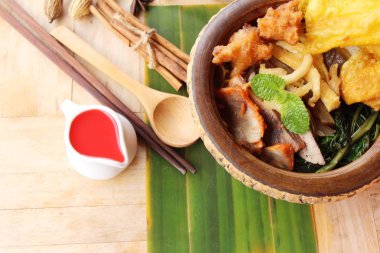 kırmızı soslu erişte çorbası lezzetlidir