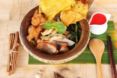 kırmızı soslu erişte çorbası lezzetlidir