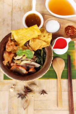 kırmızı soslu erişte çorbası lezzetlidir