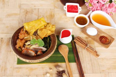 kırmızı soslu erişte çorbası lezzetlidir