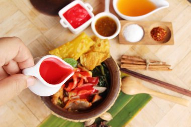 kırmızı soslu erişte çorbası lezzetlidir