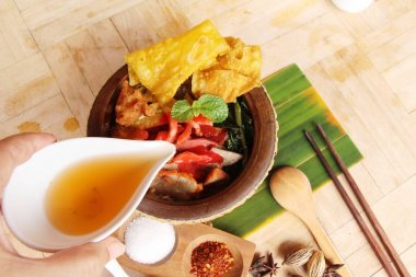 kırmızı soslu erişte çorbası lezzetlidir