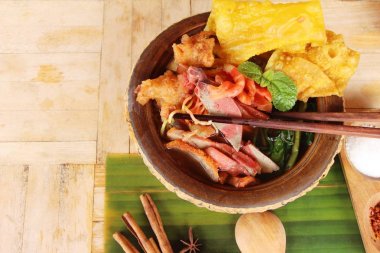 kırmızı soslu erişte çorbası lezzetlidir