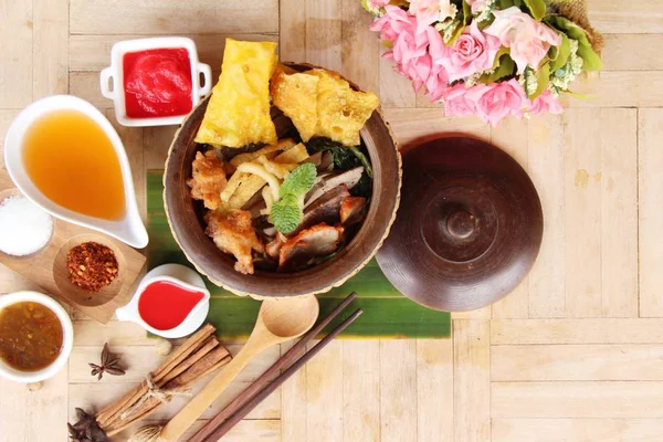 Sopa de fideos con salsa roja es delicioso —  Fotos de Stock