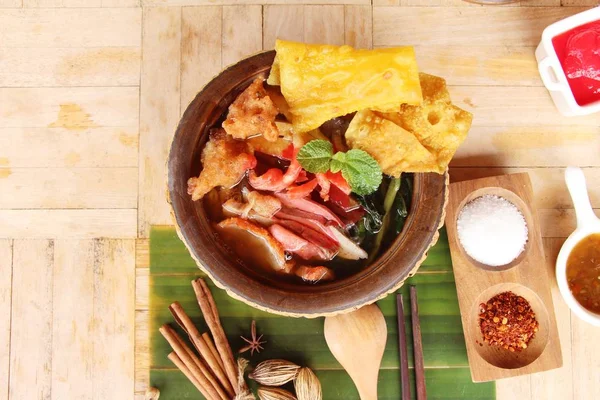 Zuppa di tagliatelle con salsa rossa è delizioso — Foto Stock