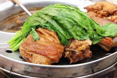 Demlenmiş Domuz eti bacak ve domuz karışımı, yumurta içinde sokak gıda