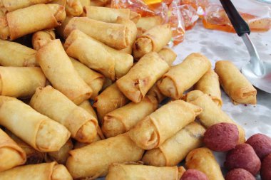 Meze yemek için geleneksel tava böreği