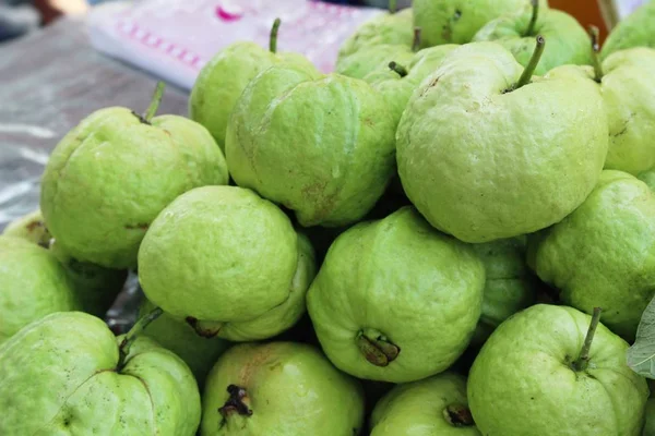 Goyave fruits est délicieux à la nourriture de rue — Photo