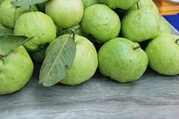 Goyave fruits est délicieux à la nourriture de rue — Photo