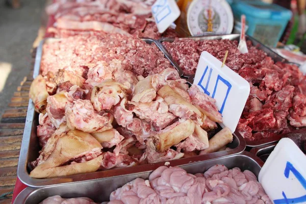 A főzéshez, az utcai élelmiszer nyers sertéshús — Stock Fotó