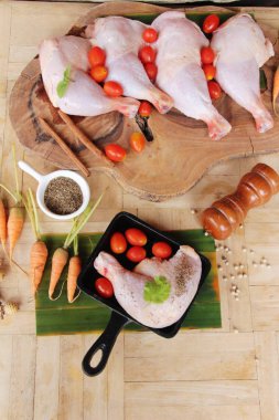 Ahşap arka plan üzerinde yemek için taze tavuk budu