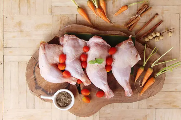 신선한 닭 다리 요리를 위한 나무 배경 — 스톡 사진