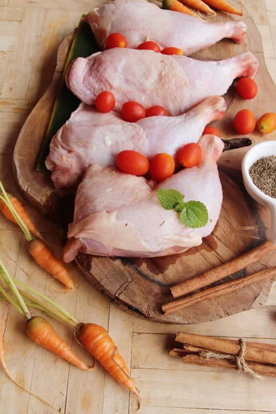 Verse kip benen voor het koken op hout achtergrond — Stockfoto