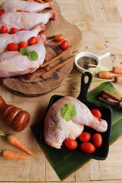 Pernas de frango frescas para cozinhar em fundo de madeira — Fotografia de Stock