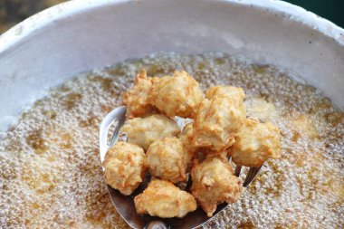 Kızarmış tavuk tavada lezzetlidir