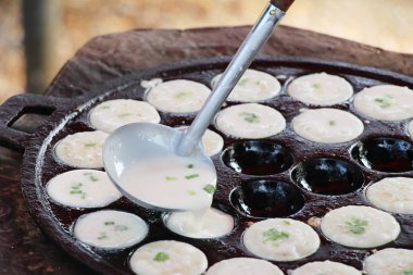 Hindistan cevizi sütü karıştırın şeker ve un, Tay tatlı