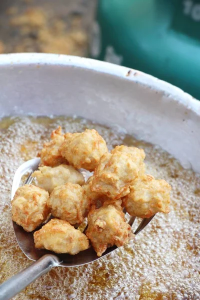 El pollo frito está delicioso en la sartén — Foto de Stock