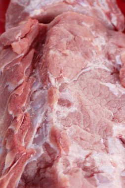 Sokak gıda yemek pişirmek için çiğ domuz eti