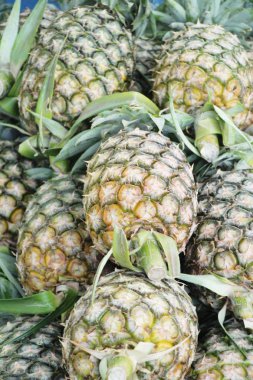 Taze ananas sokak yemeklerinde lezzetlidir.