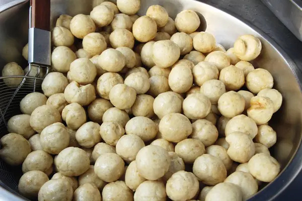 Bakso goreng sangat enak di makanan jalanan. — Stok Foto