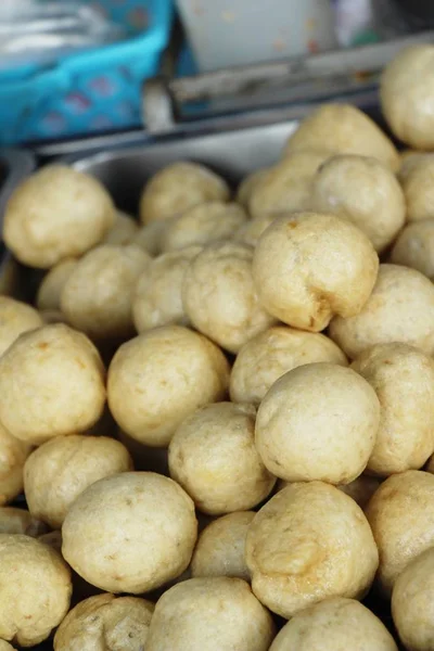 Bakso goreng sangat enak di makanan jalanan. — Stok Foto