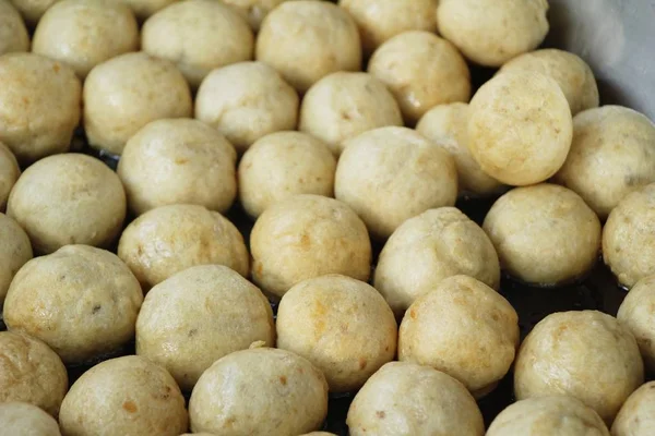 Frittierte Frikadellen schmecken beim Streetfood — Stockfoto