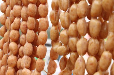 Belgili tanımlık çarşı içinde yemek pişirmek için sosis Asya