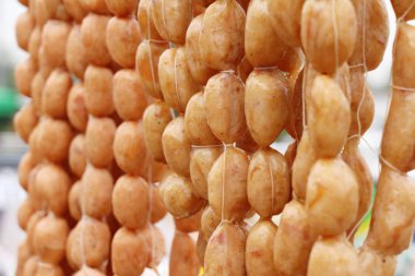 Belgili tanımlık çarşı içinde yemek pişirmek için sosis Asya