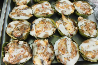 Haşlanmış balık köri yapıştır ile lezzetlidir