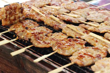 Kavrulmuş domuz sokak gıda lezzetlidir