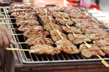 Kavrulmuş domuz sokak gıda lezzetlidir