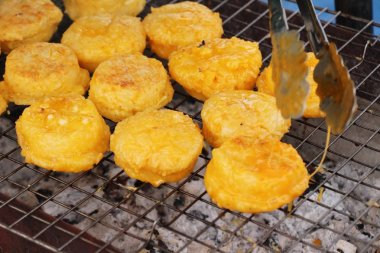 Izgara yapışkan pirinç soba üzerine yumurta kaplama