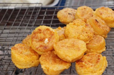 Izgara yapışkan pirinç soba üzerine yumurta kaplama