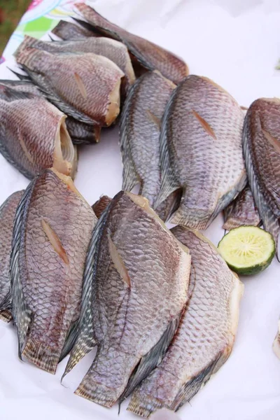 Poisson séché pour la cuisson sur le marché — Photo