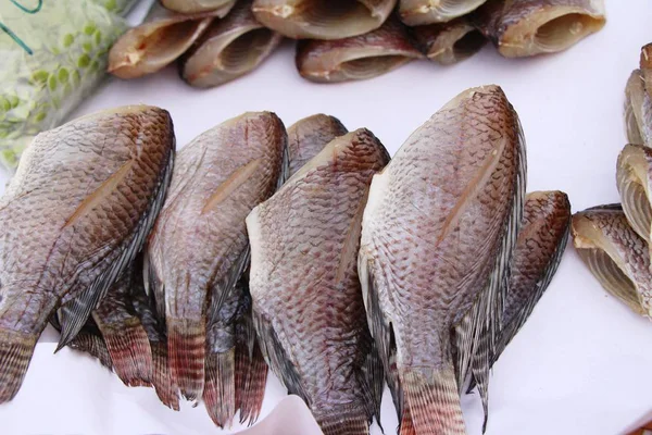 Gedroogde vis voor het koken op de markt — Stockfoto