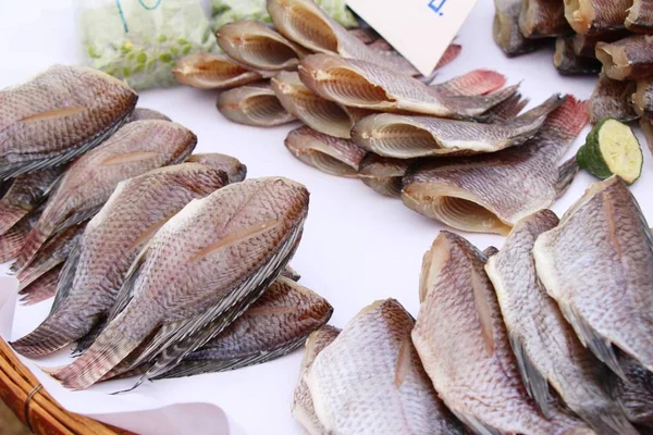 市场的烹饪鱼干 — 图库照片