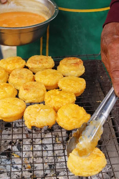 Arroz pegajoso grelhado com ovo chapeamento no fogão — Fotografia de Stock