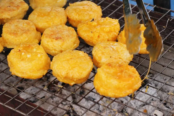 Izgara yapışkan pirinç soba üzerine yumurta kaplama