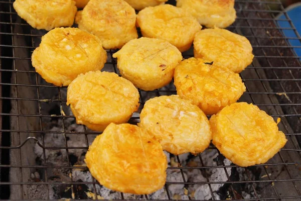 Arroz pegajoso grelhado com ovo chapeamento no fogão — Fotografia de Stock