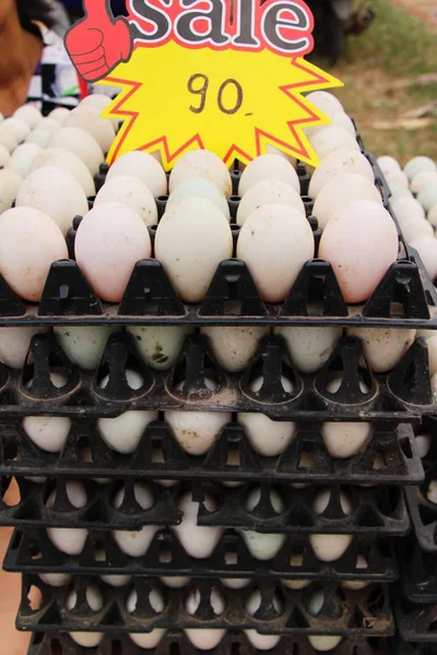 Ei in het deelvenster op de markt — Stockfoto